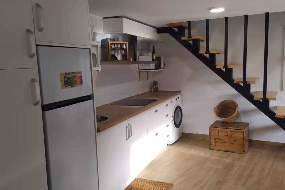 Interior moderno de casa rural en Torres Jaén Almadenia cocina equipada