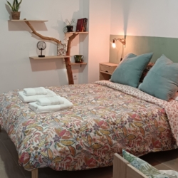 Dormitorio acogedor en alojamiento rural El Rincón de Ani en Torres, Jaén